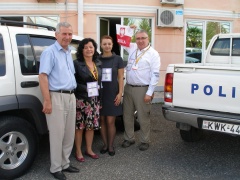 Zugdidi, 2012-09-30, przed budynkiem komendy Policji , od lewej: zastępca komendanta Policji TemurSadżaja,  Poseł Anna Paluch, tłumacz Regina Korzeniewska, Poseł Piotr Pyzik