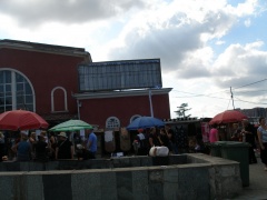 Centrum Zugdidi, zniszczony banner komitetu wyborczego Gruzińskie Marzenie.